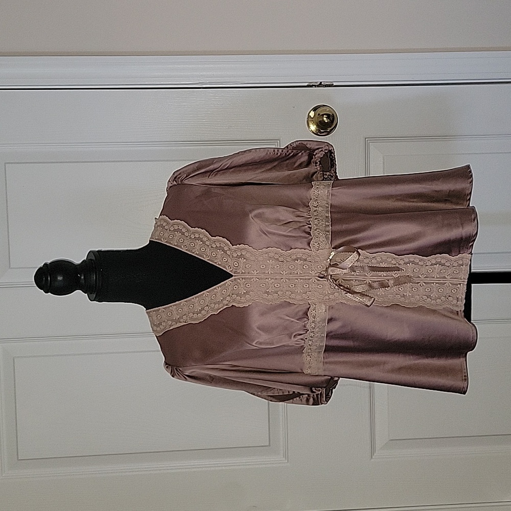 Romantic vintage top with lace accents and split sleeves to elbow.